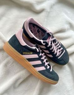 adidas spezials Samba Shoes, Look Adidas, Adidas Shoes Women, Adidas Spezial