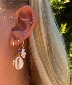 Puka Shell Earrings - Etsy Seashell Jewelry Diy Earrings, Puka Shell Earrings, Beach Earrings Aesthetic, Beach Piercings, Beach Earring Stack, She’ll Earrings, Silver Dangle Earring, Silver Shell Earrings, Shell Earrings Diy