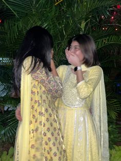 Eid Friends Pics, Eid Photo Ideas With Friends, Eid Pic Ideas Aesthetic, Eid With Friends, Indian Outfit Picture Ideas, Eid Pic Inspo Aesthetic, Eid Inspo Pics, Eid Pose Ideas At Home, Eid Pics Aesthetic