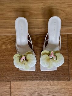 Beautiful orchid heels perfect for your summer holiday or any special occasion. Flower Kitten Heels, Orchid Heels Outfit, Orchid Sandals, Orchid Shoes, Orchid Heels, Flower High Heels, Bday Fits, Flower Heels, Flower Sandals