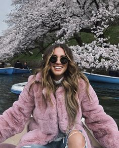 What To Wear For Cherry Blossom Photos, Outfits For Cherry Blossom Photos, Cherry Blossom Outfit Ideas Japan, Japan April Outfit, Tokyo Outfits Spring, Sakura Outfits, Dc Cherry Blossoms Outfit, Japan Ootd Spring