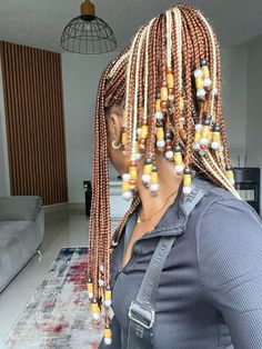 Blonde And Brown Braids With Beads, Light Blonde Box Braids, Coloured Braids With Beads, Brown Box Braids With Beads, Blond Braids With Beads, Blonde Box Braids With Beads, Light Brown And Blonde Braids, Box Braids Light Brown, Highlight Box Braids