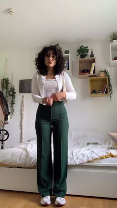 Trousers Styling, Houndstooth Trousers, Leggings Outfit, Looks Street Style, Green Pants, Skirt Outfit, Mode Inspo, Professional Outfits, Business Casual Outfits