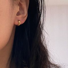 Huggie Earrings Flower Hoops Chunky, Earrings To Make, Chunky Gold Hoop Earrings, Small Gold Hoop Earrings, Ear Stack, Chunky Jewelry, Jewelry Essentials, Signature Jewelry, Classic Chic