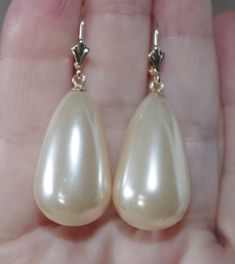 Being offered is a fabulous 14K LARGE WHITE / GOLDEN PERFECT TEAR DROP WHITE / GOLDEN COATED JAPANESE PEARL EARRINGS THESE PEARLS ARE NEW OLD STOCK PEARLS MADE IN JAPAN IN 1950'S THESE OLD STOCK PEARLS HAVE INCREDIBLE LUSTER AND ARE BIG STATEMENT EARRINGS COATED JAPANESE PEARLS ARE FAMOUS MAN MADE PEARLS / QUALITY AND LUSTER THEY ARE NEW OLD STOCK FROM HOBE COMPANY. I HAVE FEW PAIRS. PLESAE SEE PHOTOS. QUALITY PEARL TEAR DROPS. THE WHOLE EARRINGS ARE 42MM / 7.8 GRAMS INCREDIBLE LUSTER AND SHINE Cheap Pearl Charm Teardrop Earrings, Big Statement Earrings, Japanese Pearls, Tear Drops, Leverback Earrings, Large Hoop Earrings, Lovely Earrings, Tear Drop, Large White