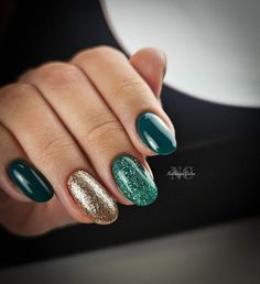 December Nails New Years, Green Nails With Bow Design, Winter Rainbow Nails, Forest Green Sparkle Nails, Xmas Nails Dip, Green And Gold Nail Designs Short, Christmas Nails Emerald Green, Hunter Green And Gold Nails, Green Nail Designs Short