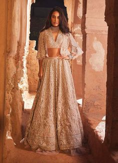 Peach Indian Outfit, Fashion Lehenga, Blouse Organza, Cape Lehenga, Gold Lehenga, Ridhi Mehra, Indian Bridesmaid Dresses, Embroidered Cape, Net Blouse