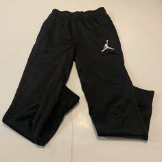 Two holes by the knee on pant leg, no drawstring but good used condition. See photos for details Jordan Sweatpants, Youth Basketball, Fit Kids, Kids Black, Exercise For Kids, Wardrobe Essentials, The Knee, Jordan, Basketball