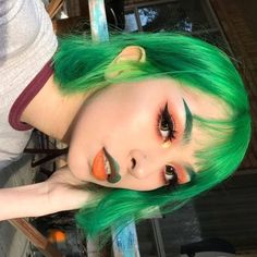 Dyed Eyebrows, Green Eyebrows, Instagram Eyebrows, Festival Make Up, Sparkly Makeup, Green Wig, Edgy Makeup, Trendy Makeup, Penteado Cabelo Curto