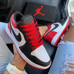 Baskets Jordans, Jordan Dunk, Custom Sneakers Diy, Pretty Sneakers, Nike Shoes (men), White Nike Shoes, Black Nike Shoes, Pretty Shoes Sneakers, Jordan Shoes Retro