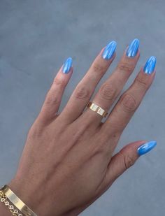 🫐 kensnation nails #nails #chrome #bluenails #blueberry #chromepowder #haileybieber #haileybiebernails #glazed 🫐 Monochrome Nails Blue, Nails Crome Blue, Nail Inspo No Design, Chrome Coloured Nails, Electric Blue Ombre Nails, Summer Nail Inspo Chrome, Turquoise Blue Chrome Nails, Trendy Summer Nails Chrome, Back To School Nails Chrome