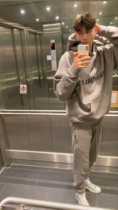 Sweatpants Outfit For Men, Guy Fits Sweatpants, Guys Sweatpants Outfit, Grey Hoodie Outfit Men Streetwear, Guy In Grey Sweatpants, Outfit With Sweats, Boy In Grey Sweatpants, Guy In Tech Fleece