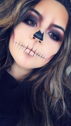 Simple Skeleton Makeup, Easy Half Skull Makeup, Skeleton Makeup Kids, Easy Skull Makeup Half Face, Simple Calavera Makeup, Pretty Skeleton Makeup, Simple Candy Skull Makeup, La Catrina Makeup Easy, Easy Skeleton Makeup