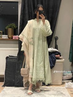 Stylish Pakistani Outfits, Simple Dress Casual, Pakistani Women Dresses, Pakistani Formal Dresses, Body Con Dress Outfit, Desi Fits, Casual Indian Fashion, Pakistani Clothes