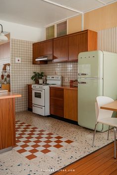 Vintage kitchen with wooden cabinets, retro mint green refrigerator, and patterned tile floor. Mid Century Modern Tiny Kitchen, Mcm Small Kitchen, Mcm Small Apartment, Kitchen Interior Cozy, Mid Century Modern Mobile Home, Mid Century Retro Kitchen, Modern 1950s Kitchen, Small Apartment Mid Century Modern, Mid Century Kitchen Colors