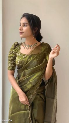 Bollywood Inspired Outfit Women, Pata Saree Blouse Design, Saree For Day Function, Blouse For Plain Saree, Bottle Green Saree Contrast Blouse, Blouse For Organza Saree, Plain Saree Blouse Designs, Simple Saree Look Classy, Dhavani Half Saree Color Combos