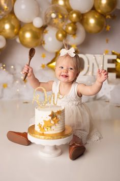 A gorgeous gold and white star cake smash setup for baby girls's first birthday in Salt Lake City Utah studio photographed by Kristen Noelle Photography. Golden Smash Cake, Smash Cake Girl 1st Birthday, White First Birthday Cake, Star Cake Smash, Cake Smash Girl, City Cake, Star Cake