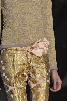 Gold Pants, Elegante Casual, Fancy Pants, Mode Inspiration, Fashion Details, Couture Fashion, Beautiful Outfits, Givenchy