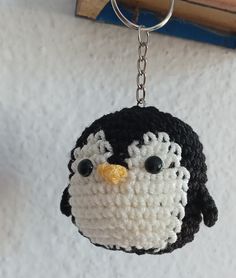 Crochet Diy Keychain Ideas, Knitted Keychain, Crochet Keychain Ideas, How To Make Keychains, Make Keychains, Keychains Diy, Amigurumi Keychain, Hello Kitty Crochet