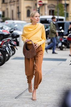 Milan Fashion Week Street Style: A Lesson In Tailoring | Glamour UK Milan Fashion Week Street Style, Moda Paris, Milan Fashion Weeks, Brown Pants, Business Outfit, Outfits Winter, Yellow Sweater, Fashion Week Street Style, 가을 패션