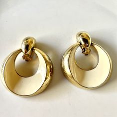 These clip on vintage earrings are so chic and glamorous! Italian style, gold and white (a very elegant off white) circular shape, large earrings that you would expect to see in an Italian vintage fashion magazine, circa 1950's-1960's or a mid century Hollywood movie. They're fabulous- fun and elegant! Height 2 1/4" Width 2" Gold Seventies Inspired Jewelry, White Vintage Earrings, White Vintage Round Earrings, Vintage White Round Clip-on Earrings, Italian Vintage Fashion, Vintage Italian Style, 1960s Earrings, 60s Earrings, 70s Accessories