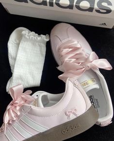 Looks Adidas, Pretty Sneakers, Shoes And Socks, Trendy Shoes Sneakers, Preppy Shoes, Pretty Shoes Sneakers, Shoe Wishlist, Cute Nike Shoes, Cute Sneakers