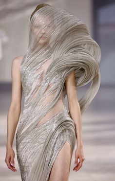 Iris Van Herpen Couture 2023, Weather Inspired Fashion, Wind Inspired Fashion, Movement In Fashion, Sculptural Couture, Otherworldly Fashion, Organic Fashion Design, Armour Fashion, Spiral Fashion