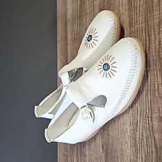 Minnetonka Moccasins. Style 164 Sundial White. Leather Uppers. Flexible Sole. Buckle Closure. New In Box. White Leather Moccasins, White Closed-toe Moccasins For Spring, White Leather Almond Toe Moccasins, White Slip-on Moccasins With Round Toe, Cream Leather Slip-on Moccasins, Fringe Moccasins, Black Moccasins, Leather Shoe Laces, Minnetonka Moccasins