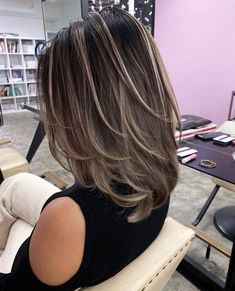 Short Layered Hair Highlights, Layered Bob With Highlights, Highlighted Hair For Brunettes, Hair For Brunettes, Highlights Short Hair, Uniq One, Rambut Brunette, Short Hair Highlights, Blonde Hair Transformations