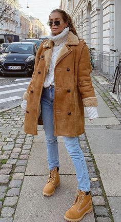 Timberland Outfits Women, Timberland Outfit, Cute Fall Fashion, Timberland Boots Outfit, Timberland Outfits, Beanie Outfit, Fall Fashion Coats, Yellow Boots, Pastel Outfit