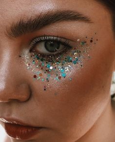 Face And Body Glitter Ideas, Row Festival Outfit, Easy Face Glitter Ideas, Face Glitter Designs, Glitter Face Art, Eurovision Makeup, Face Glitter Ideas Festival, Makeup Ideas With Glitter