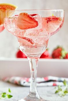 Whether you prefer a white wine spritzer or a red wine spritzer, here's how to make a wine spritzer recipe you'll love. Red Wine Spritzer, Wine Spritzer Recipe, Campari Spritz, Low Sugar Drinks, White Wine Spritzer, Spritzer Recipes, Wine Spritzer, Sparkling Cocktail, Drink Marker