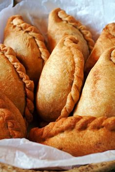 empanadas de pollo fried bolwich chicken enpunadas in a basket