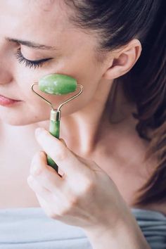 How To Use a Jade Roller for Your Face Banana Face Mask, Forehead Wrinkles, Easy Face Mask Diy, Yoga Facial, Jade Roller, Face Roller, Derma Roller, Skin Care Recipes, Beauty Recipe