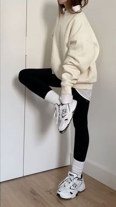 Lara on Instagram: "Everyday casual outfit — Go-to look both for weekdays and weekends lately🖤 #minimaloutfit #outfitreel #outfitinspo #casualoutfit #pinterestoutfit #ootdreel #newbalance #neutralstyle" Outfits Leggins, Modele Fitness, Look Legging, Street Outfits, Black Leggings Outfit, Everyday Casual Outfits, Skandinavian Fashion, Disney Orlando, Pastel Outfit