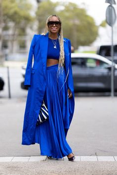 The Best SS25 Street Style At Paris Fashion Week Sleeveless Work Dress, How To Wear Scarves, Street Style Inspiration