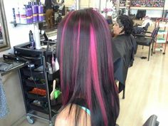 Pink Higliths Hair, Color Strands In Hair, Pink Streaks Underneath, Y2k Grunge Hair, Pink Hair Y2k, Pink Babylights, Draculaura Inspired Hair, Black Hair Pink Highlights, Pink Chunky Highlights