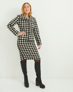 Add a touch of sophistication to your wardrobe with our Black and White houndstooth twin set from Un deux Troit. The intricate houndstooth pattern and classic color combination exude elegance and timeless style. Crafted with premium materials, this twin set is a must-have for any luxurious ensemble. Measurements: Shoulder - Shoulder 37cm Nape of neck to bottom hem 53cm Sleeve 59cm Material: 100% Wool - Lining 100% Polyester Would best fit size 10 Elegant Fitted Tweed Jacket With Houndstooth Pattern, Elegant Fitted Houndstooth Tweed Jacket, Elegant Tweed Outerwear With Houndstooth Pattern, Elegant Black Houndstooth Blazer, Classic Winter Workwear Set, Fitted Career Sets For Fall, Classic Office Sets For Fall, Elegant Houndstooth Tweed Jacket, Elegant Houndstooth Blazer For Business Casual