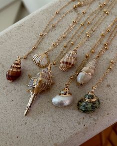 Entra in un mondo dove la bellezza serena dell'oceano incontra l'eleganza senza tempo dello stile boho. La nostra nuova Sacred Sands Necklace è progettata per l'anima libera che trova ispirazione e tranquillità vicino al mare. Ogni pezzo di questa collezione cattura l'incantevole fascino della costa, portando la magia dell'oceano al tuo look quotidiano. La collezione è ispirata dalla voglia di viaggiare delle anime gipsy e dalle qualità serene e meditative del mare. Queste collane sono più di semplici accessori; sono talismani di tranquillità e simboli dello spirito eterno dell'oceano. Scopri la collana perfetta per raccontare la tua storia e porta con te un pezzo di oceano ovunque tu vada. Materiale: Acciaio inossidabile *Si prega di prestare attenzione al delicato pendente in conchiglia Beach Boho Style, Gold Shell Necklace, Jewellery Inspiration, Jewelry Summer, Shell Necklace, Ocean Accessories, Sand Necklace, Shell Charm Necklace, Surf Jewelry