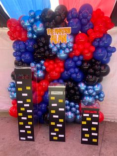 the balloons are all different colors and shapes for this birthday party decoration, including pacman