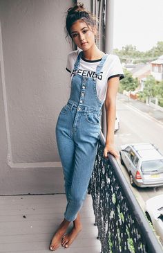 Macacões além de serem mega confortáveis são super tendência a qualquer momento , é um look clássico mas não deixa de ser uma aposta incrível! 《Pinterest: @Lariifreitas 》 Lazy Girl Outfits, Cute Overalls, Look Grunge, Mode Casual, Cooler Look, Denim Overalls, Outfit Casual, Dungarees