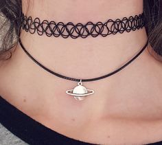 Chokers Grunge Necklaces, Choker 90s, Grunge Chokers, Galaxy Necklace, Look Grunge, Horn Pendant Necklace, Planet Necklace