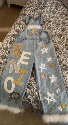 Overalls Senior Homecoming, Texas Homecoming Overalls, Hoco Overalls Freshman, Painted Hoco Overalls, White Homecoming Overalls, Senior Overalls Ideas 2024, Senior Jeans Black And Gold, Overall Decorated Ideas, Senior Jeans Overalls