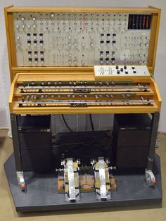 an electronic organ is shown on display in a museum