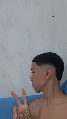 #Corte moicano Mullet Black Man, Hair Advertisement, Short Mullet, Men Haircut Curly Hair, Baby Shower Photography, Diy Hair Masks, Mullet Haircut, Black Men Haircuts, Afro Style