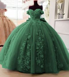 Dark Green Quinceanera Dresses, Sweet 16 Gowns, Burgundy Quinceanera Dresses, Blue Lace Prom Dress, Quince Stuff, Green Quinceanera, Ball Gown Quinceanera Dresses, Quince Themes, Green Quinceanera Dresses