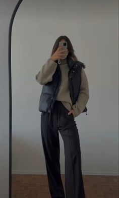 Mirror selfie, trouser, trouser outfit, trouser aesthetic, trouser outfit inspiration, winter outfit, comfy outfit, layering outfit, outfit inspiration, sweater, sweater outfit sweater outfit inspiration, Sofia Richie, Sofia Richie vibes Outfit Converse, Europe Outfits, London Outfit, Looks Street Style, Vest Outfits