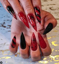 Short Gothic Nails, Style Names, Nails With Glitter, Red Christmas Nails, Gold Glitter Nails, Holiday Nail Designs, Gothic Nails, Plaid Nails