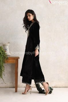 Straight Shirt Designs Pakistani, Shirts Designs Pakistani, Filipiniana Dress, Desi Wedding Dresses, Velvet Dress Designs, Girls Dresses Sewing, Pakistani Dresses Casual, Hijabi Style, Shirt Detail