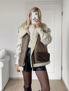 Female Vest, Chic Tops, Fur Vest, Looks Style, Mode Inspiration, Winter Fashion Outfits